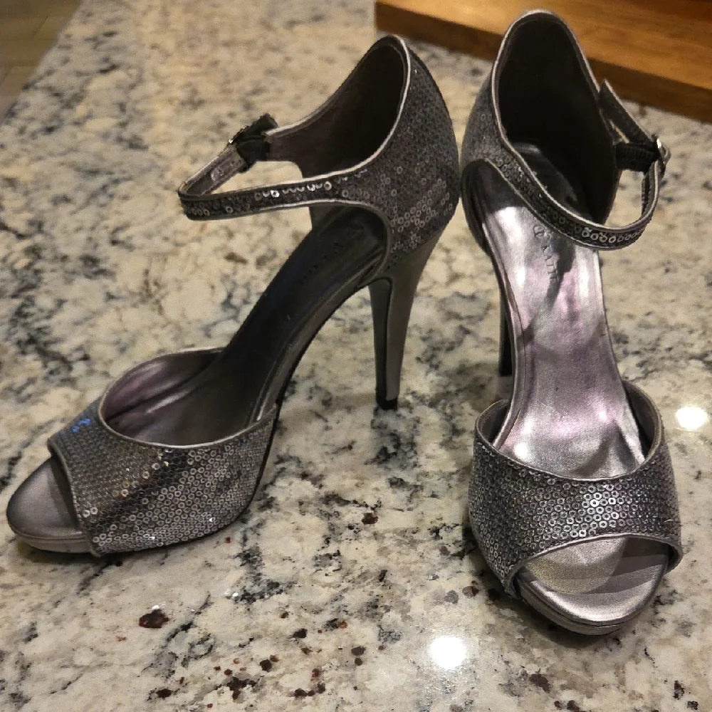 Kelly & Katie Shimmering Silver Slight Platform Heels Size 8 One Owner - Picture 7 of 13